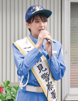 一日警察署長を務めた南明奈さん