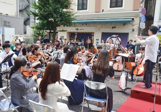 商店街で本格的な演奏が披露された