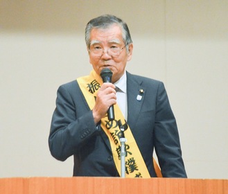 あいさつをする中村会長