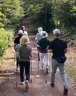 三ツ池公園を散策する過去の様子＝提供