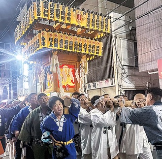 まちを練り歩く万灯神輿