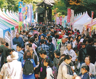 参道はこのにぎわい（写真は過去）