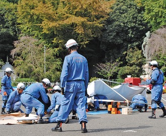 傷病者を救出する団員たち