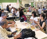 給食試食会で会話が弾む