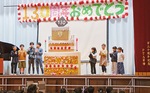 大きなケーキの登場に歓声があがった