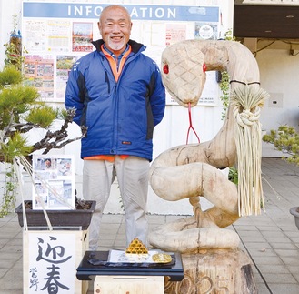 木彫りの蛇と菅野所長