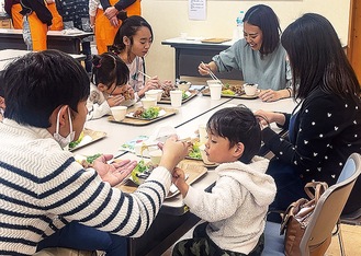 食事を楽しむ参加者たち