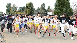 疾走する参加者（写真提供 小池良幸氏）