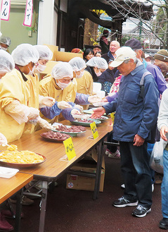 来訪者に搗いた餅を振舞う