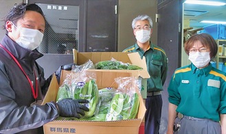 葉物野菜を飼育員に届けた