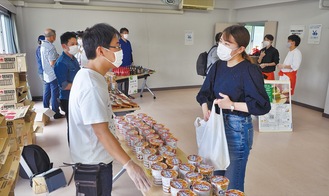 食料を袋に入れる学生