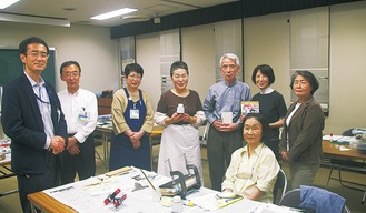 日比野区長（左から１番目）と神奈川図書館の職員とボランティア