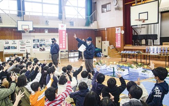 「せり」の体験を行う児童