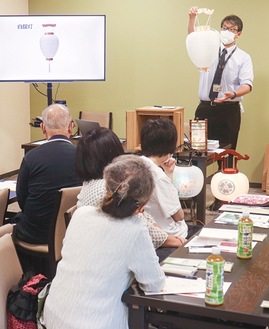 白提灯について解説する久保田店長