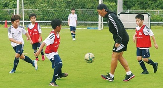 藤本コーチとプレーする児童