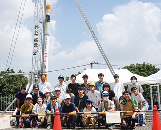 宇宙ロケット部の学生たち（同大提供）