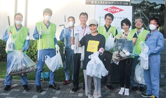 清掃活動に参加した同社社員