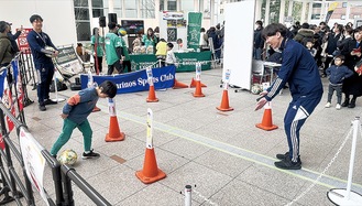 サッカー体験を楽しむ子ども