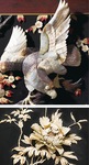 立体感が特徴の芝山細工の技法「寄貝」で作られたワシ（上）と「浮き上げ」を用いた牡丹の花（展示品の一部＝金子皓彦コレクションより。写真は同館提供）