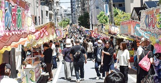 多くの人でごった返す神社前の屋台群