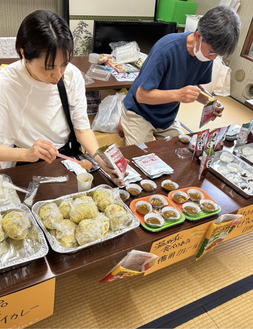 試食品を用意する町内会員＝同町内会提供