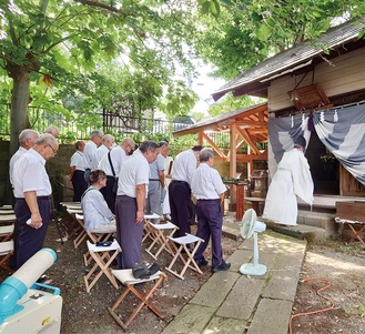 戦死者への祈りを捧げる参加者