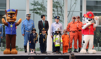 制服を着た子どもと一緒に安全宣言を行うチェイス（左端）とマーシャル（右端）