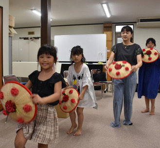 花笠音頭を練習するメンバーたち