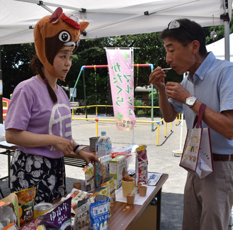 たぬきち商会のブースで非常食を試食する来場者