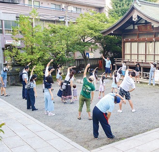 境内でラジオ体操を行う参加者（22日撮影）