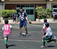 ＯＢと児童がサッカー