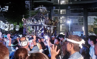 夏夜に響く祭囃子