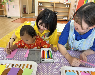 学生と一緒にイベントを楽しむ子ども