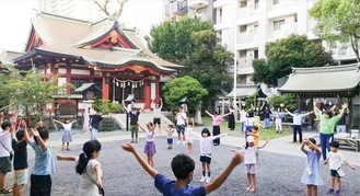 境内で元気よくラジオ体操