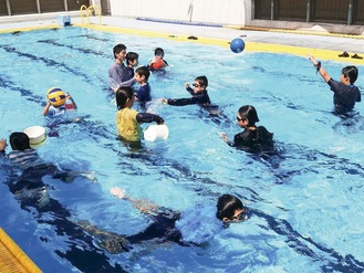 着衣での水中の動きを実感する児童たち