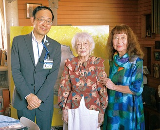 鈴木区長と井上さん、静子さん（左から）