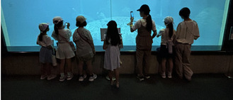 水族館を楽しむ子どもたち