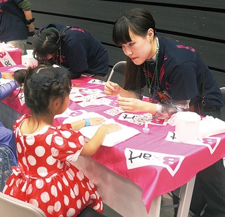 ネイルをする学生