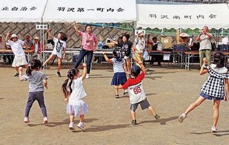 音楽に合わせて踊る子どもたち