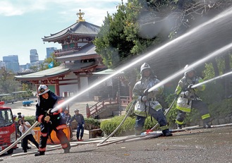 放水を行う隊員と団員