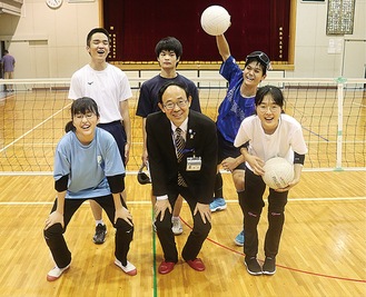 鈴木区長と部員の皆さん