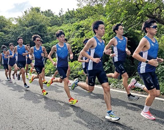 大会に向けて練習に励むメンバー（同大学提供）