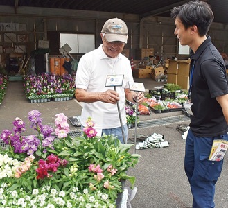 ガーデンピックを受け取る公園愛護会会員