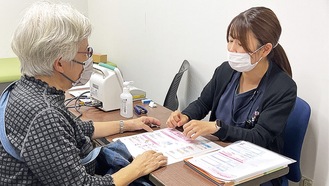 血管の硬さ測定を受ける来場者