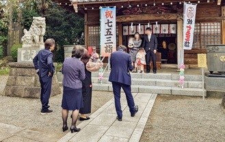 七五三詣に訪れた家族（同神社提供）