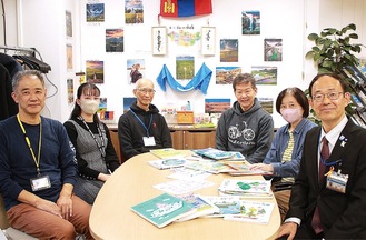 鈴木区長（右端）とボランティアの皆さん