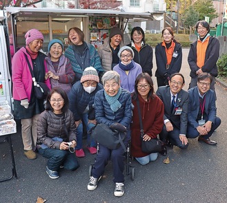 スタッフや住民の皆さんと鈴木区長（前列右から２人目）