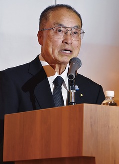 挨拶する岐部会長