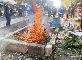 地域の健康を祈り燃え上がる炎