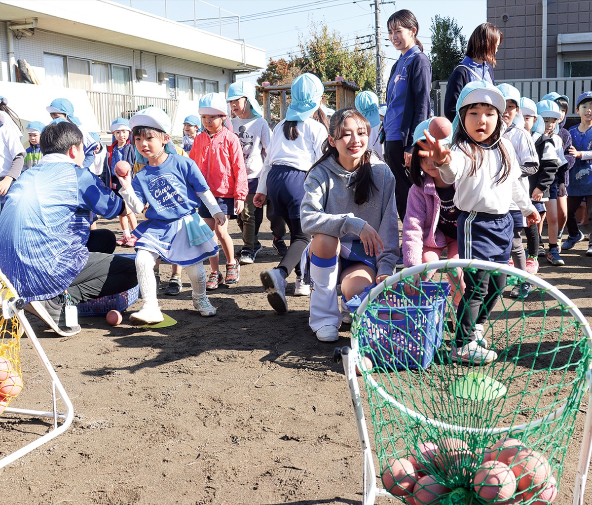 踊りと野球で笑顔の輪